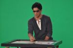 Shahrukh Khan snapped playing carrom at a tv shoot in Mumbai on 24th Sept 2013 (10).JPG